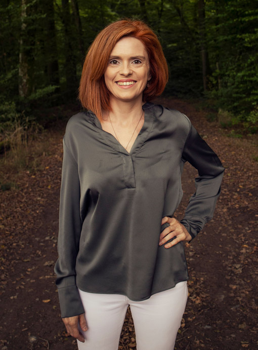 Nathalie-Federmeyer-setehend Nathalie Federmeyer stehend im Wald